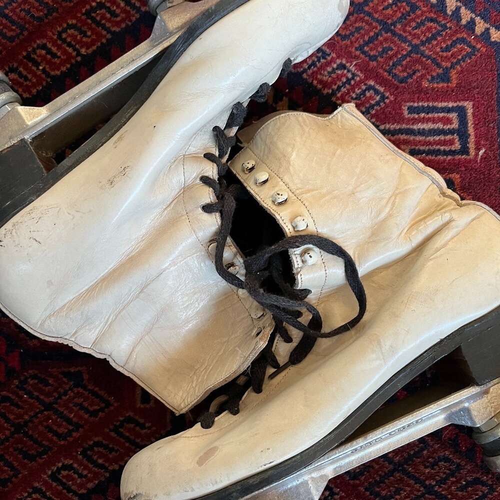 VINTAGE Women's White Leather Roller Skates - Size 9 - Picture 2 of 8